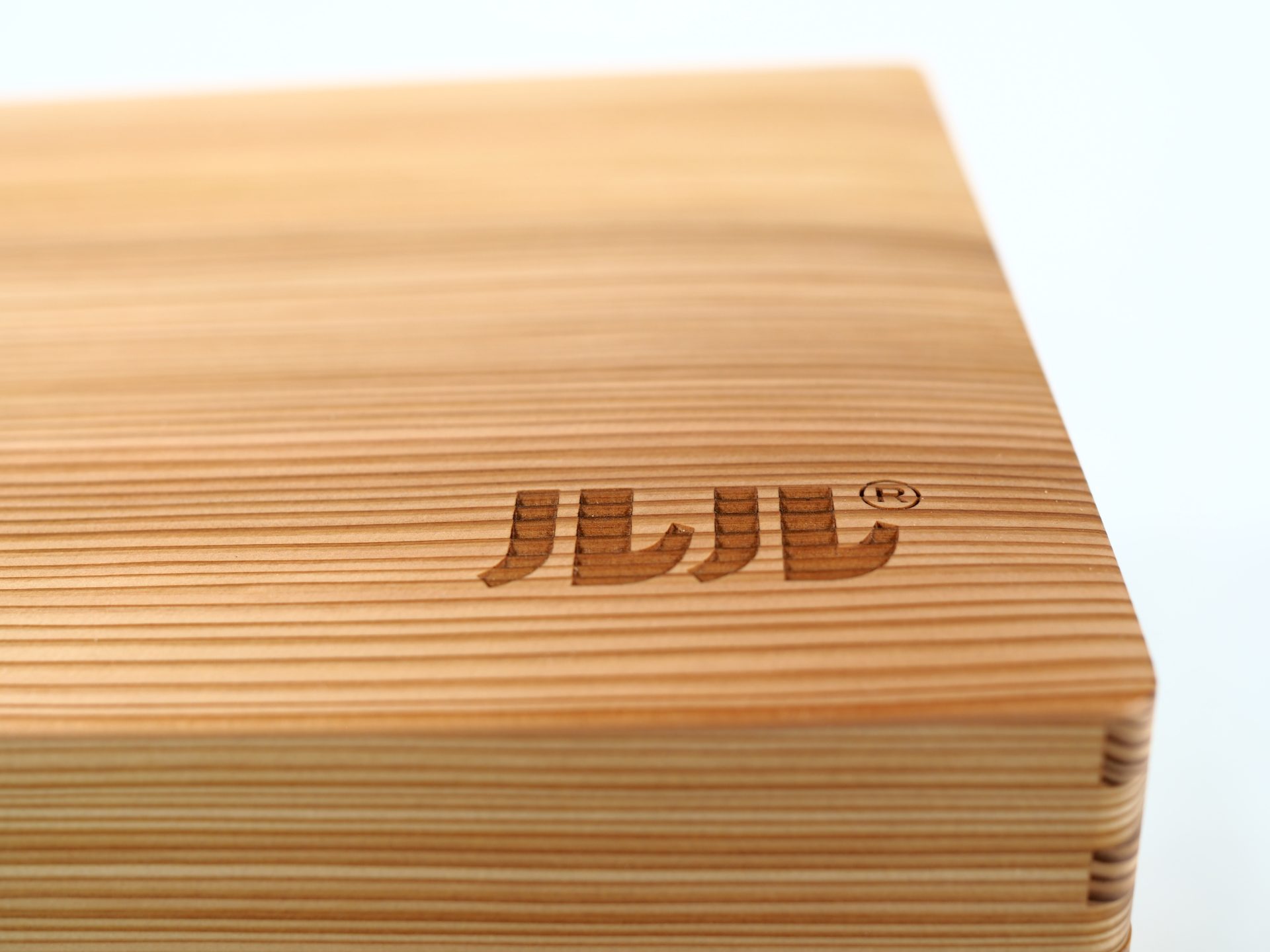 ルルのロゴがレーザーで刻印されています