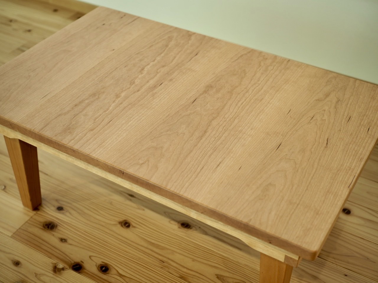 既存のローテーブルの木目の方向に合わせて製作しました