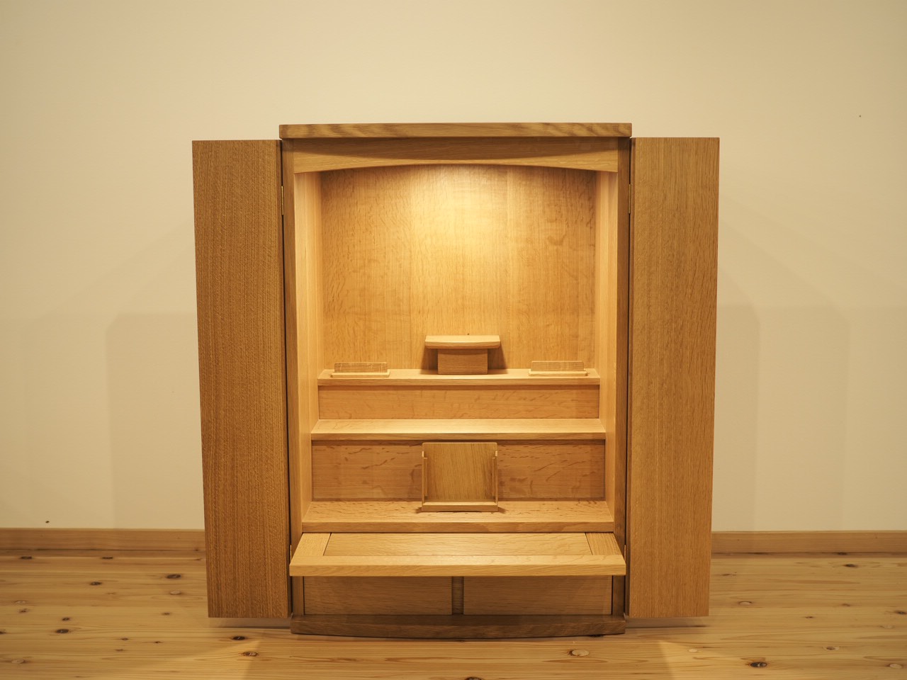 小さな仏具も設置した状態です。