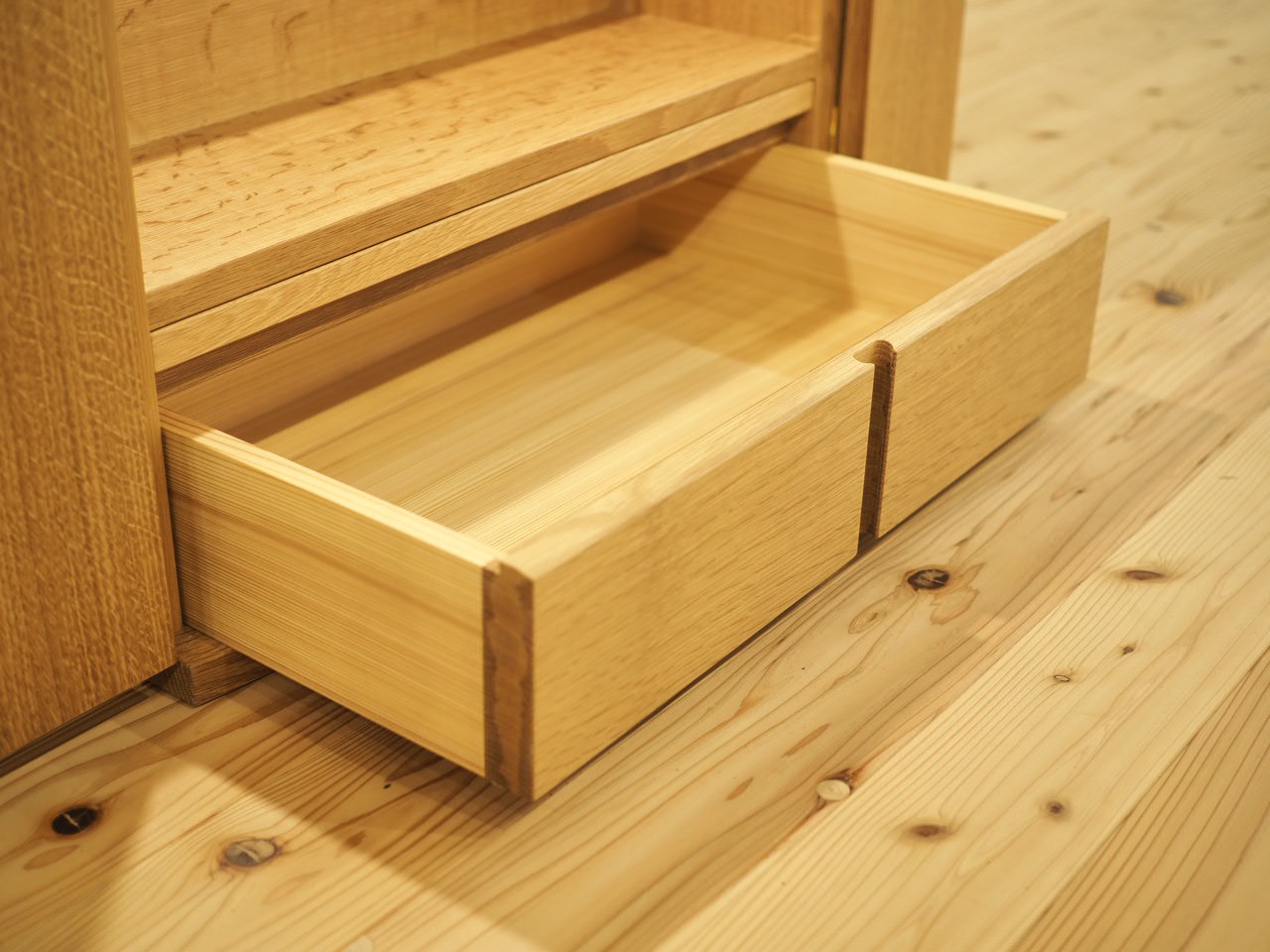 抽斗の引手も金具を使用せずご要望通りの形状に仕上げました。箱部分は小国杉で製作しています。
