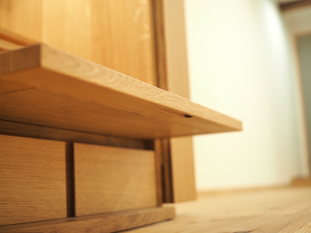 スライド式の天板の引手も裏に目立たないように加工しています。