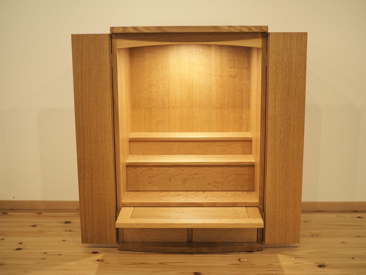 スイッチでLED照明を点灯できます。